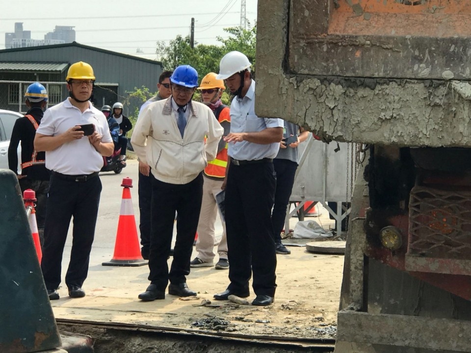 高雄市洪東煒副市長關心區政　視察鳥松防汛工程及關懷弱勢。(記者張文晃翻攝)